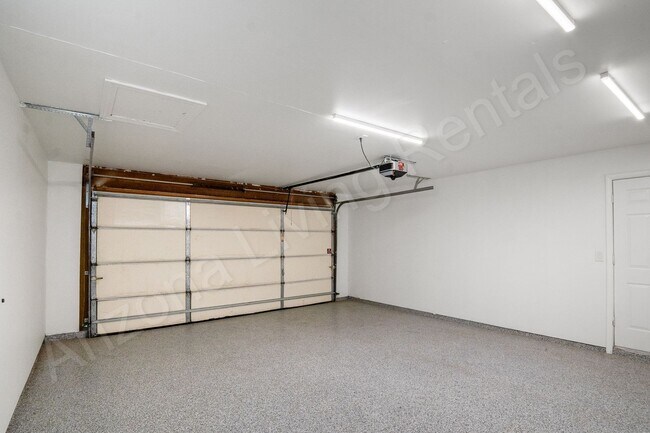 Building Photo - AFFORDABLE POOL HOME!
