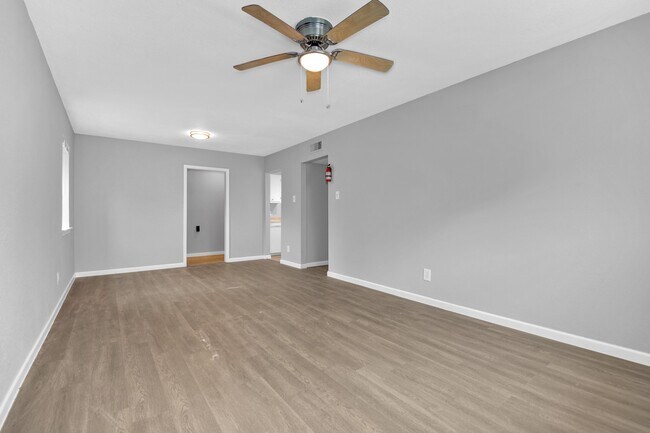 Building Photo - 521 Spring Dr
