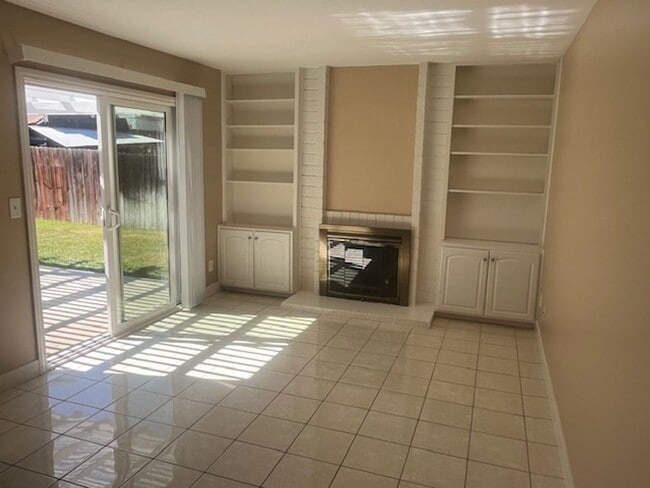Building Photo - $2,975 4 BEDROOM 2 BATH + OFFICE/ DEN (RIV...