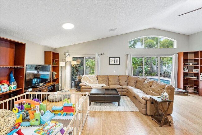 Building Photo - 3 bedroom in Hollywood FL 33012