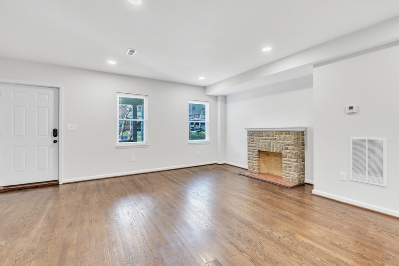 Building Photo - 731 Mt Holly St