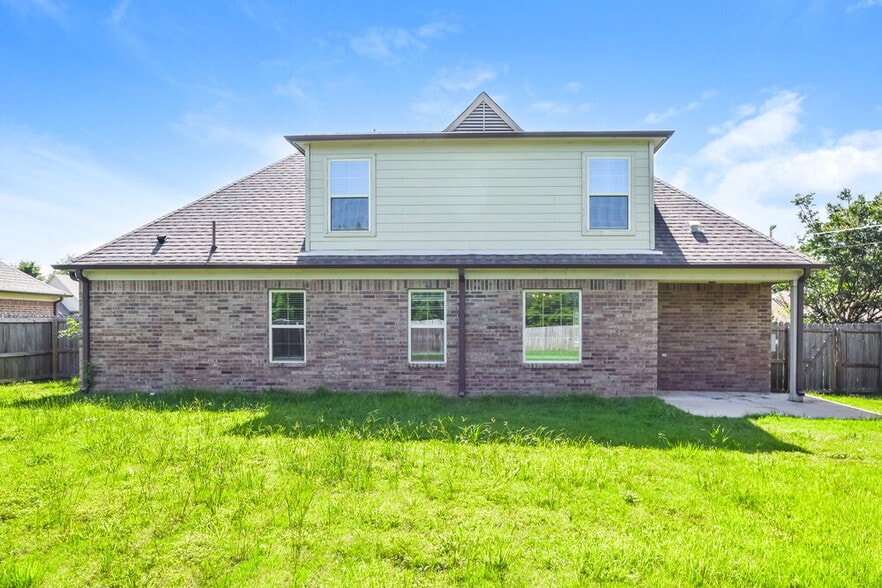 Building Photo - 6164 Humphreys Dr