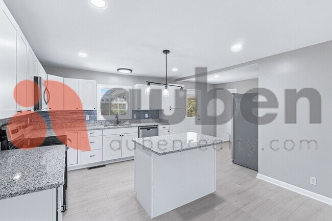 Building Photo - 4430 Lilac Ln