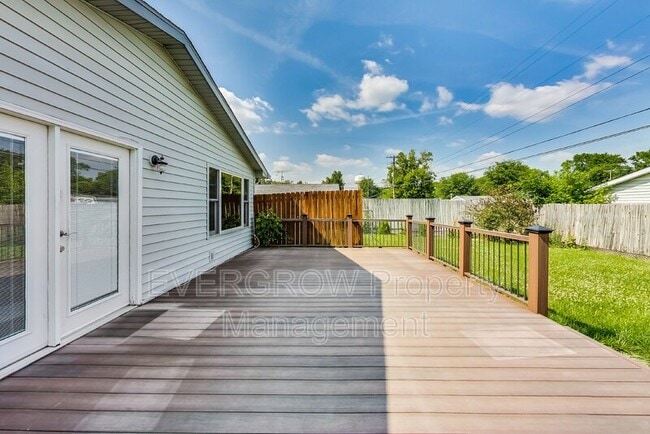 Building Photo - 205 Mooreland Dr