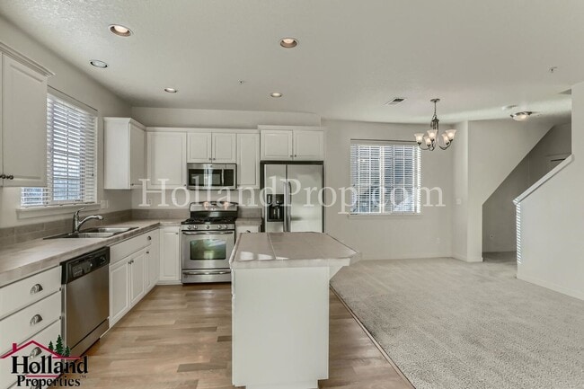 Building Photo - 838 NE Wheelock Pl