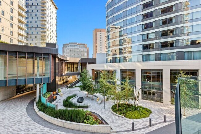 Building Photo - Luxury Executive Condo w/AC in the Heart o...