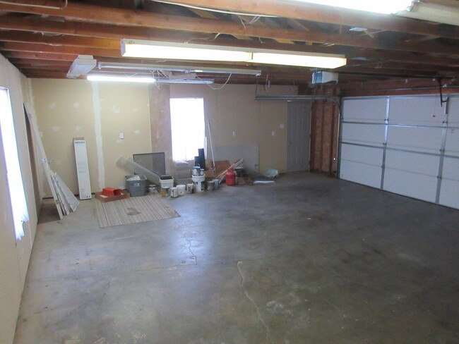 Building Photo - Move-In Discount - Single Family Home in E...