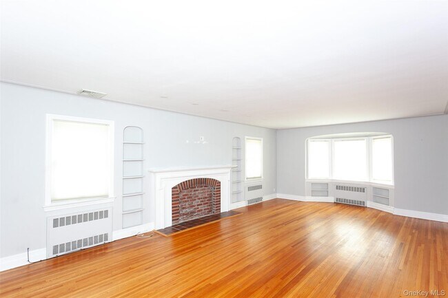 Building Photo - 355 E Beech St