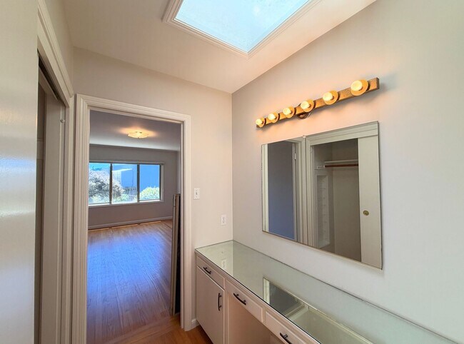 Building Photo - UPDATED HUGE SUNNY 2250sf 3BR+Den/1+2Half BA 2250sf Sunset/UCSF Home VIEWS AVAILABLE NOW