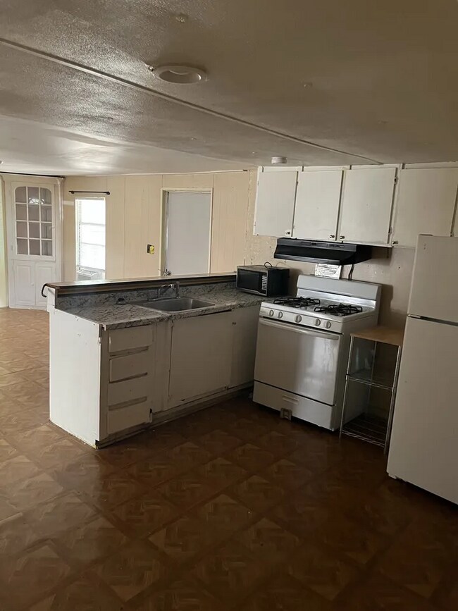 Building Photo - 307 2nd St