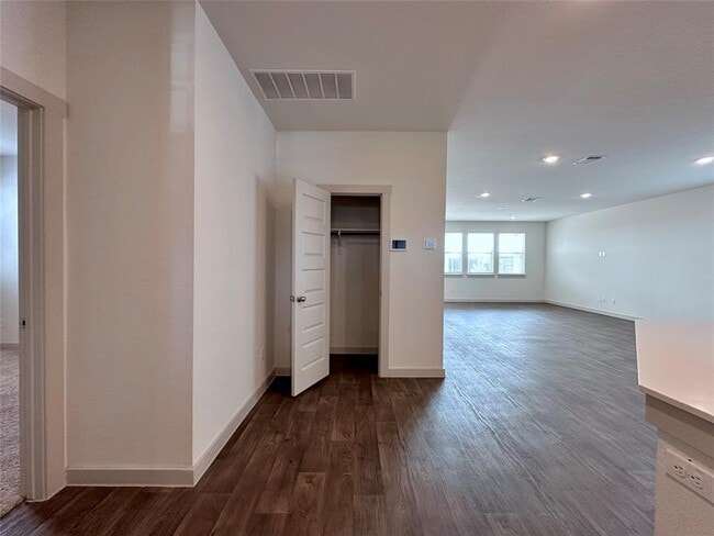 Building Photo - 402 Barton Creek Ln