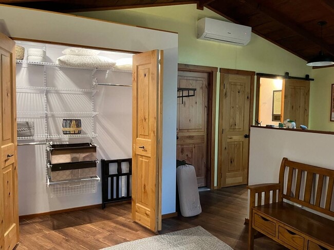 Building Photo - 530 N Laurel Ave