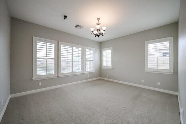 Building Photo - 1424 E Pedro Rd