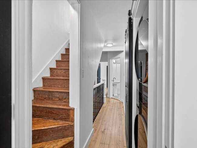 Building Photo - Gorgeous 4 Bedroom 2.5 Bathroom Available ...