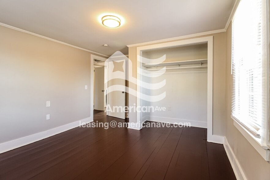 Building Photo - 202 Oak St