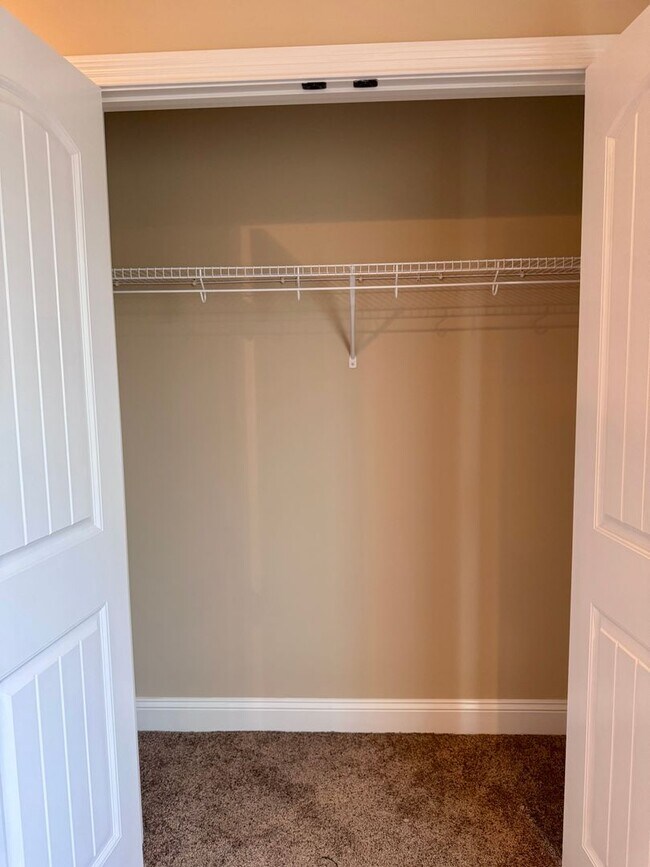 Building Photo - Beautiful Home Located in Farmington Subdivision. 3 Bedrooms, 3.5 baths, Bonus with Wet Bar!