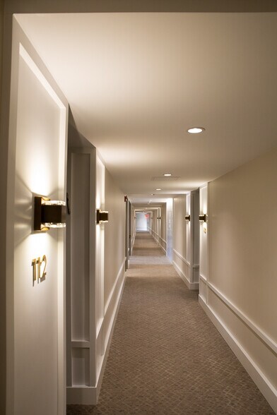 Building Photo - 1640 Oakwood Dr