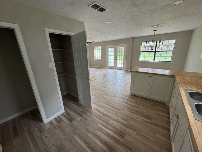 Building Photo - Texas Oak