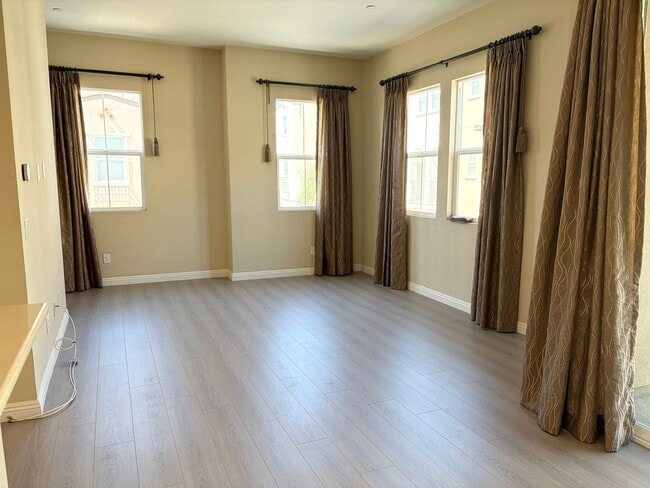 Building Photo - Stylish 3-Story Townhome with Balcony & Open-Concept Living