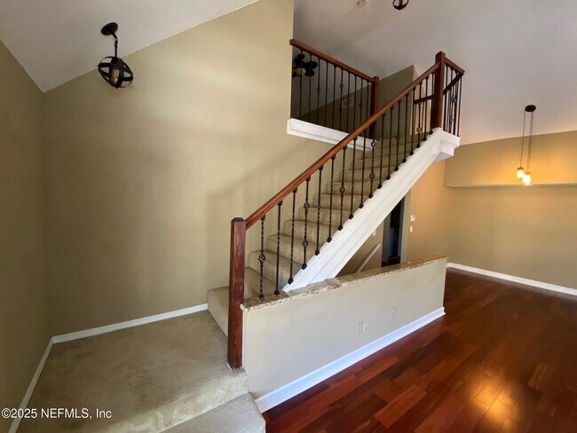 Building Photo - 13700 Richmond Park Dr N