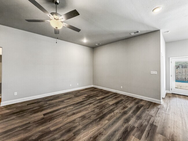 Building Photo - 2800 Orchid Dr