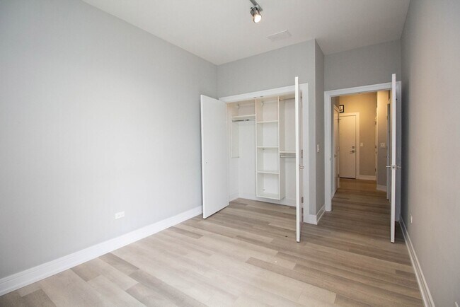 Building Photo - 1554 N Talman Ave