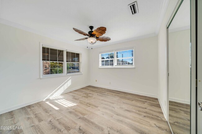 Building Photo - 205 Sunset Ln