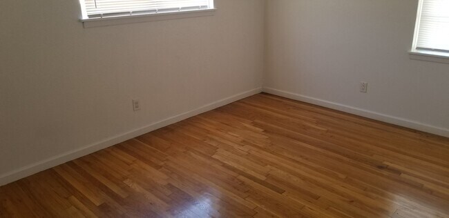 Building Photo - Super cute 3/1.5