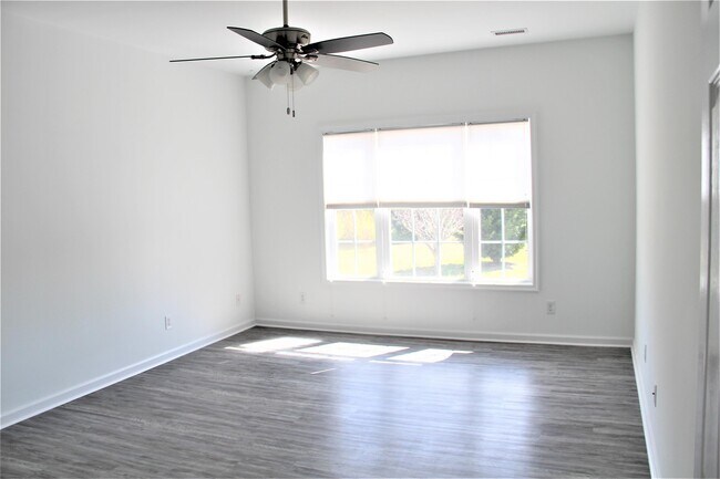 Building Photo - 205 Queenswood Blvd