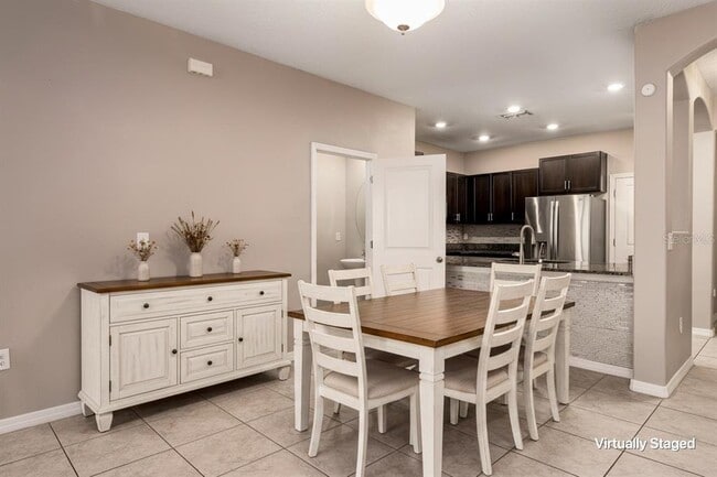 Building Photo - 724 Royal Empress Dr