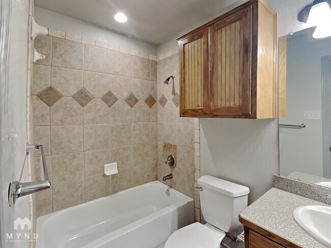 Building Photo - 612 Hilltop Dr