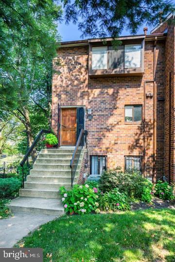 Building Photo - 1023 Quincy St NE