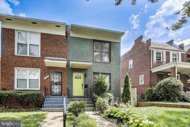 Building Photo - 1225 Emerson St NE