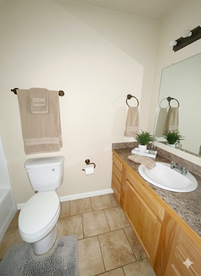 Building Photo - Close to school/Neighborhood surrounded by trees/Cozy