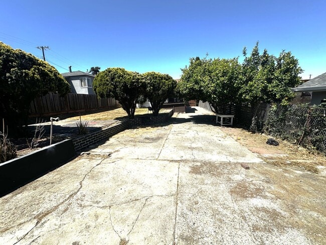 Building Photo - 3 + Beds 2 Baths Home With Large Yard /Was...