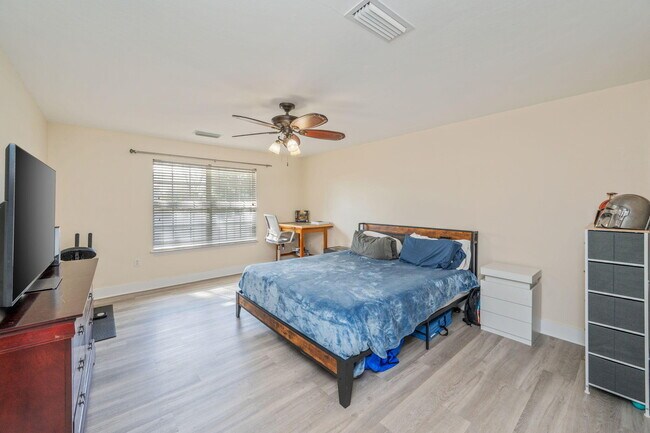 Building Photo - 6100 Saddle Horse Ln