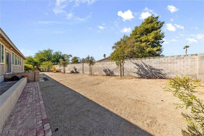 Building Photo - 5518 Avenida Vaquero