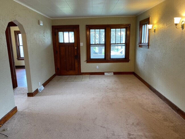 Building Photo - Two Bedroom Home on Marland Heights