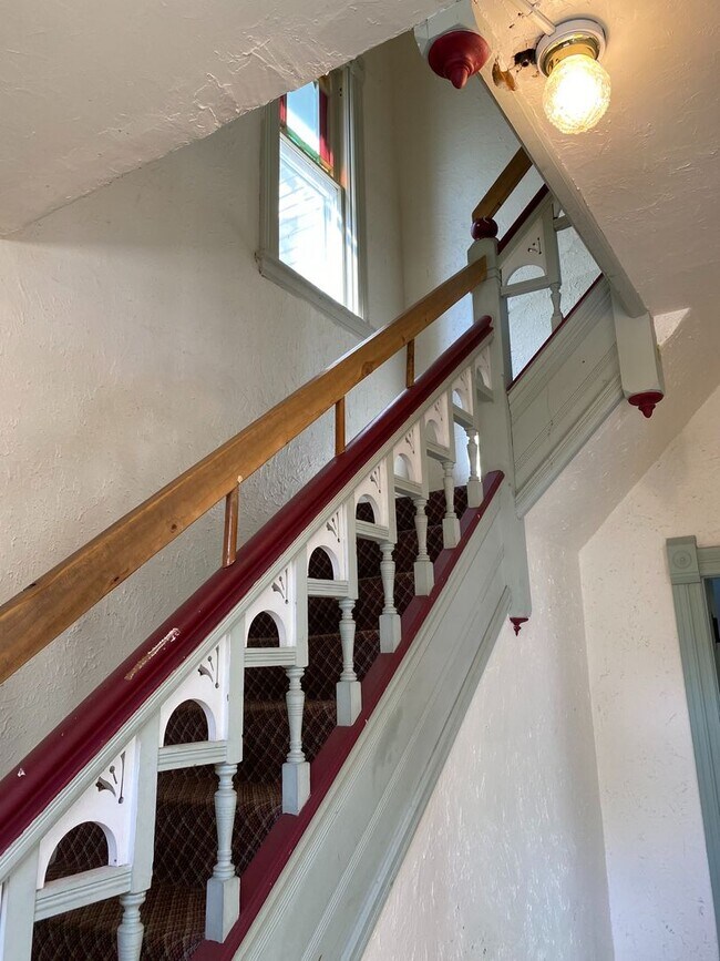 Building Photo - In the Heart of Dinkytown - Amazing 6 bedroom Victorian Rental Home,  Fall 2026!