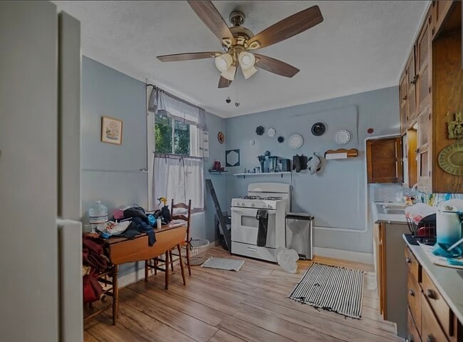 Building Photo - 367 Springmill St