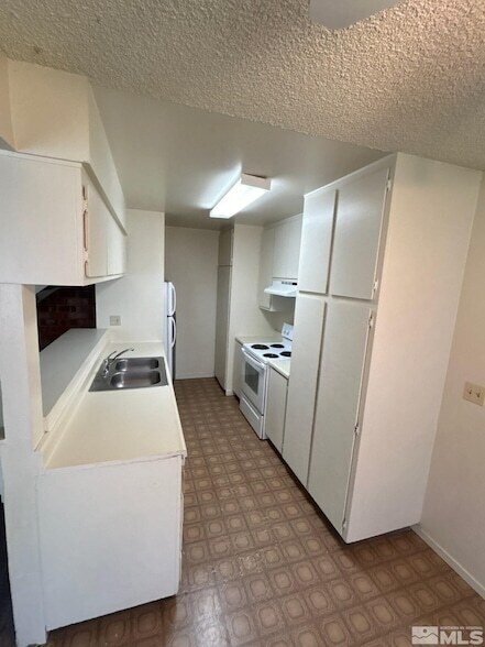 Building Photo - 5020 Catalina Dr