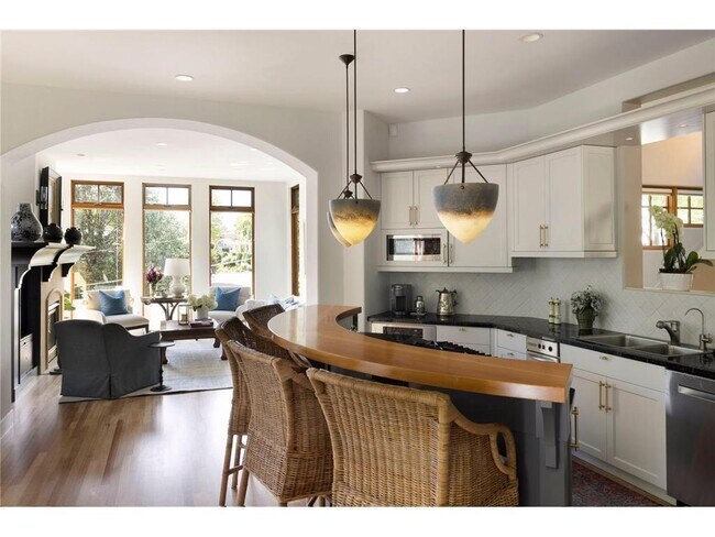 Primary Photo - 745 Rice St E