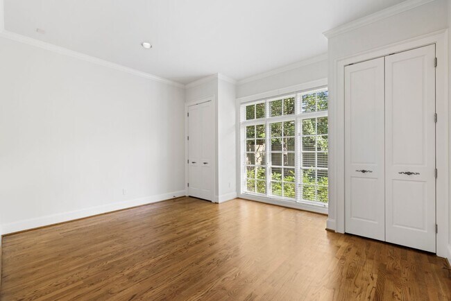 Building Photo - Elegant Living Minutes from the Medical Ce...