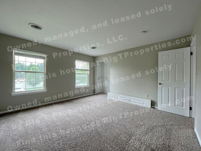 Building Photo - Large 4 bedroom 2.5 bath 2 car garage hous...