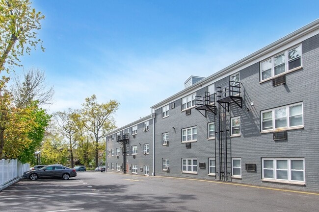 Building Photo - Woodland Hills Manor