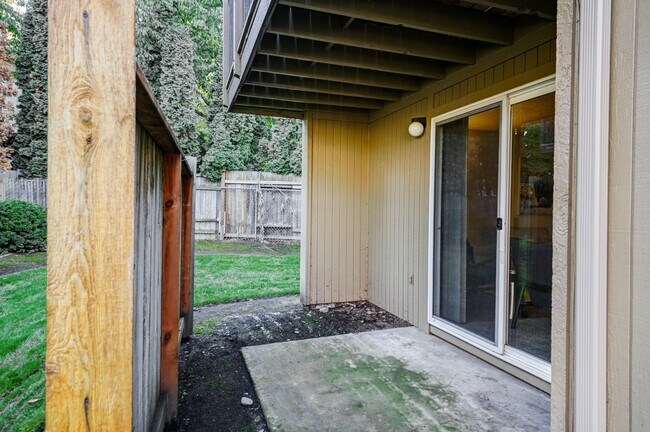 Building Photo - Spacious and immaculate one bedroom! Heat ...