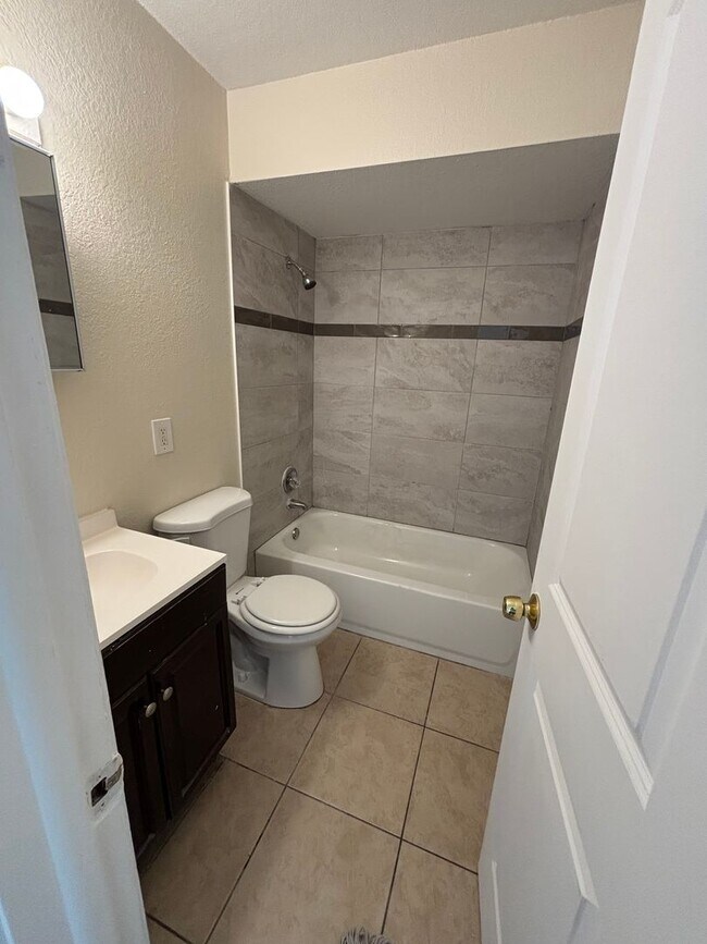 Building Photo - 3 bedroom 2 bath duplex