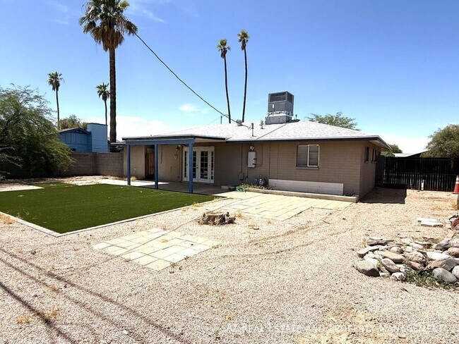 Building Photo - 1725 S Farmer Ave