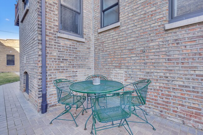 Building Photo - 2112 N Sawyer Ave