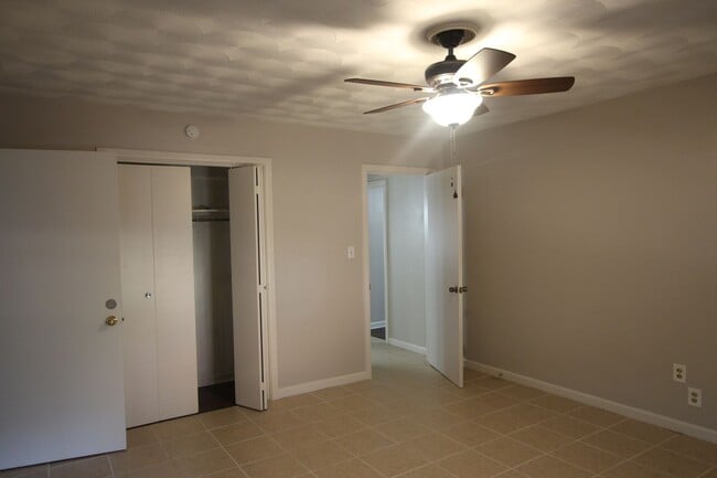 Building Photo - 1424 E Houston St